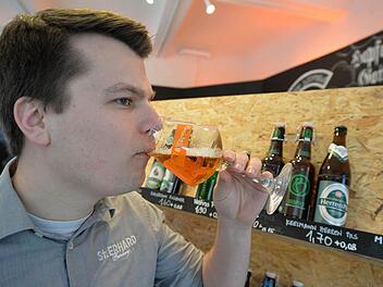 Biersommelier Christiabn Klemenz weiß, wie Bier richtig verkostet wird. Fotos: Ronald Rinklef