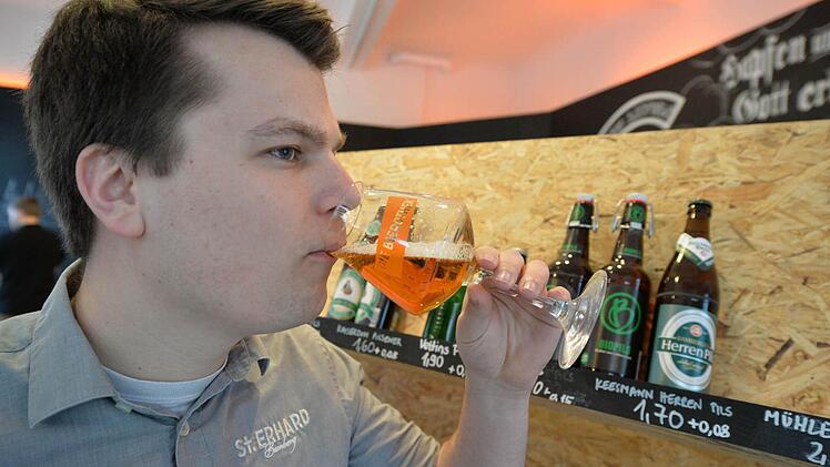 Biersommelier Christiabn Klemenz weiß, wie Bier richtig verkostet wird. Fotos: Ronald Rinklef