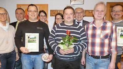 Die sch&ouml;nsten Einzelanwesen wurden ausgezeichnet. Im Bild (von links) Vorsitzende Annette Partenfelder, Kreisvorsitzender G&uuml;nter Reif, Roland Limmer, Jenny K&ouml;stner, Elisabeth Schmitt, Marco Ruppert, Stadtrat Horst Zahr, Winfried Pistor und Karlheinz Partenfelder Foto: privat