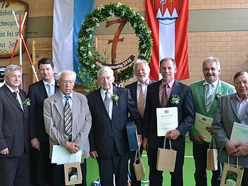 Auch Ehrungen standen an (von links): Peter Hart, Sandro Kirchner MdL, Otmar Straub, Karl Heilmann, Gerhard Feller, Stefan Hofbauer, Vertretung für Rudolf Weber.  Fotos: Nicolas Thoma