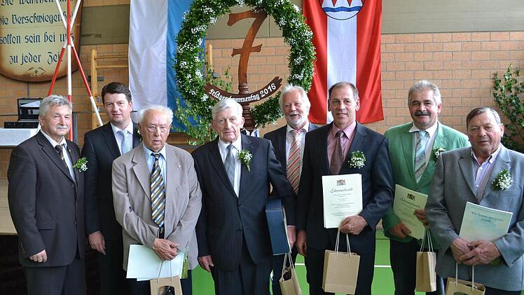 Auch Ehrungen standen an (von links): Peter Hart, Sandro Kirchner MdL, Otmar Straub, Karl Heilmann, Gerhard Feller, Stefan Hofbauer, Vertretung für Rudolf Weber.  Fotos: Nicolas Thoma