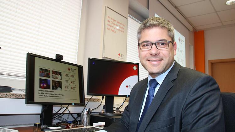 Noch-Geschäftsführer Thomas Stadler vor der Geschäftsstelle des Rot-Kreuz-Kreisverbandes Bad Kissingen in der Landwehrstraße: Im Juli wechselt er als Leiter des Rettungsdienstes nach München. Foto: Ralf Ruppert