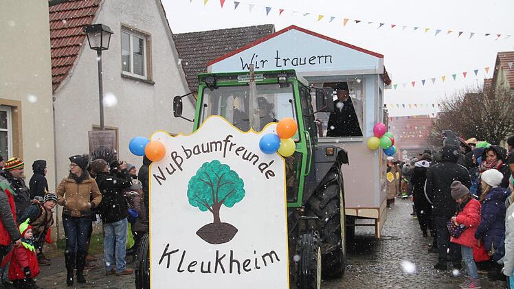 Die Nußbaumfreunde aus Kleukheim betrauerten die Schließung  der Gastwirtschaft "Zur Luise".Gerda Völk