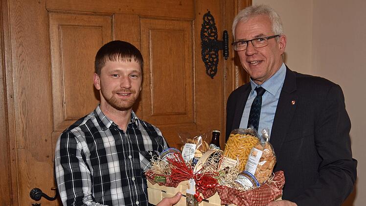 Bürgermeister Günther Werner (rechts) dankte Tobias Mindt, der eine Haßfurter Bürgerin Anfang März aus dem eiskalten See am Mooswäldchen vor dem Ertrinken gerettet hatte.Ulrike Langer