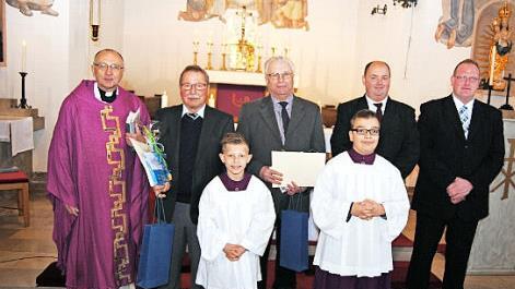 Pfarrer Zlatko Kidjemet, Andreas Bayer, Alfons Wagner, Benjamin Dittrich und Oliver Stähr (v. l.), vorne Ministranten  Foto: Helmut Vogler