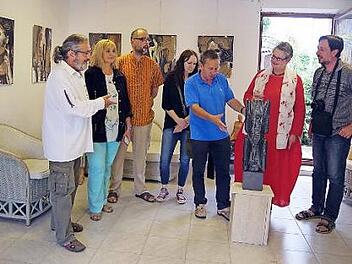 Zum siebten Mal fand im Landkreis Kronach das Internationale Symposium der interkulturellen Ianza-Art-Stiftung statt. Das Bild zeigt Teilnehmer und Ehrengäste im Gespräch. Foto: Heike Schülein