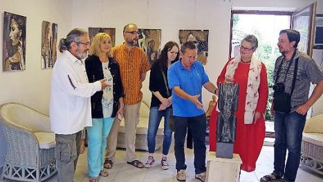 Zum siebten Mal fand im Landkreis Kronach das Internationale Symposium der interkulturellen Ianza-Art-Stiftung statt. Das Bild zeigt Teilnehmer und Ehrengäste im Gespräch. Foto: Heike Schülein