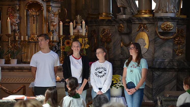 Nach langjähriger Dienstzeit wurden die Ministranten (von links) Aaron Ziegler (9 Jahre), Eva Ziegler (7, davon 2 als Oberministrantin), Lilian Göbel (7, davon 2 als Oberministrantin) und Lisa Schaupp (7, davon 1 als Oberministrantin) verabschiedet. Jana Keul