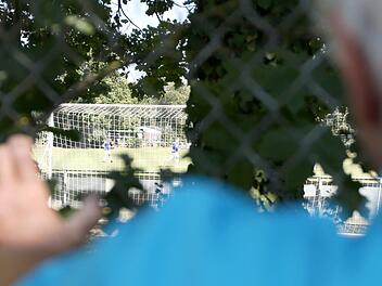 Zaungast durfte man sein, rein aber nicht: Wenn im September die bayerische Amateurfußball-Saison fortgesetzt wird, sollen die Spiele wieder vor Zuschauern stattfinden. Ein entsprechendes Konzept hat der Bayerische Fußball-Verband erarbeitet. Das letzte Wort hat aber die Politik. Sportfoto Zink