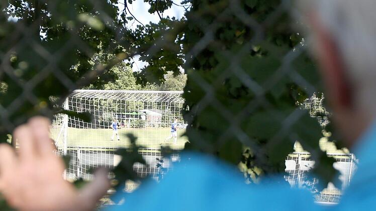 Zaungast durfte man sein, rein aber nicht: Wenn im September die bayerische Amateurfußball-Saison fortgesetzt wird, sollen die Spiele wieder vor Zuschauern stattfinden. Ein entsprechendes Konzept hat der Bayerische Fußball-Verband erarbeitet. Das letzte Wort hat aber die Politik. Sportfoto Zink