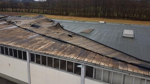 Stockheim: Sturm richtet gro&szlig;e Sch&auml;den an - Lagerhalle &uuml;ber 50 Meter durch Wind abgedeckt