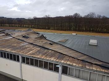 Stockheim: Sturm richtet große Schäden an - Lagerhalle über 50 Meter durch Wind abgedeckt