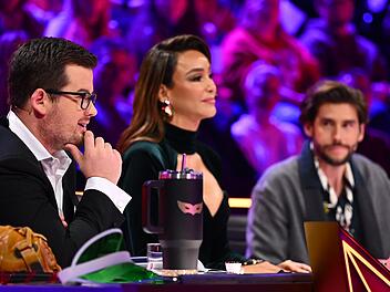 The Masked Singer Kuriosum im Halbfinale von "The Masked Singer" (ProSieben): Chris Tall (links) erriet den richtigen Prominenten unter der ausgeschiedenen Maske, gab aber gleichzeitig zu: "Den kenn ich gar nicht."