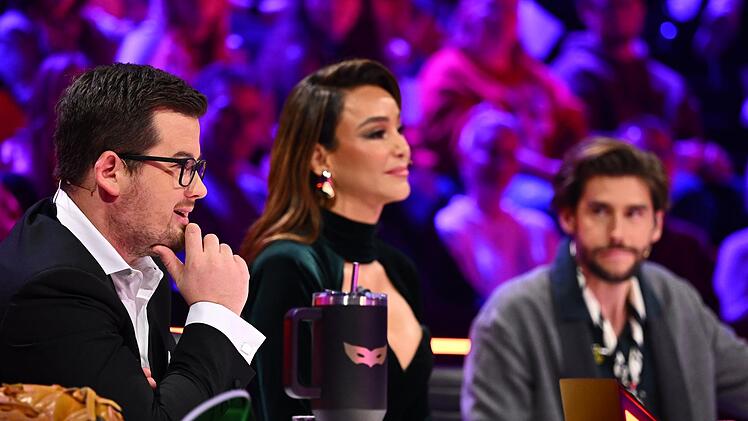 Kuriosum im Halbfinale von "The Masked Singer" (ProSieben): Chris Tall (links) erriet den richtigen Prominenten unter der ausgeschiedenen Maske, gab aber gleichzeitig zu: "Den kenn ich gar nicht."