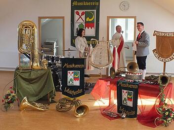 Diakon Michael Schlereth (hinten, Mitte) segnete die neuen Probenräume des Musikvereins Waldfenster. Fotos: Björn Hein