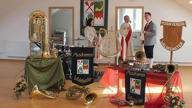 Diakon Michael Schlereth (hinten, Mitte) segnete die neuen Probenräume des Musikvereins Waldfenster. Fotos: Björn Hein