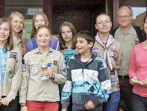 Die Siegergruppe der Blauwale mit Stammeskurat Pater Markus Reis (2. von rechts) und der neuen Stammesvorsitzenden Yvonne Sturmat (rechts). Foto: Anneliese Albert