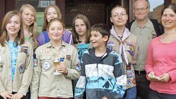 Die Siegergruppe der Blauwale mit Stammeskurat Pater Markus Reis (2. von rechts) und der neuen Stammesvorsitzenden Yvonne Sturmat (rechts). Foto: Anneliese Albert