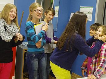 Anna, Emma, Niklas, Sophia, Tarek, Anna und Lena (v. l.) haben viel Spaß bei der Erarbeitung des Standbilds.  Foto: Heike Schülein