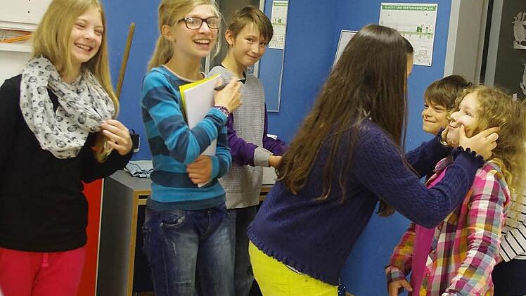 Anna, Emma, Niklas, Sophia, Tarek, Anna und Lena (v. l.) haben viel Spaß bei der Erarbeitung des Standbilds.  Foto: Heike Schülein