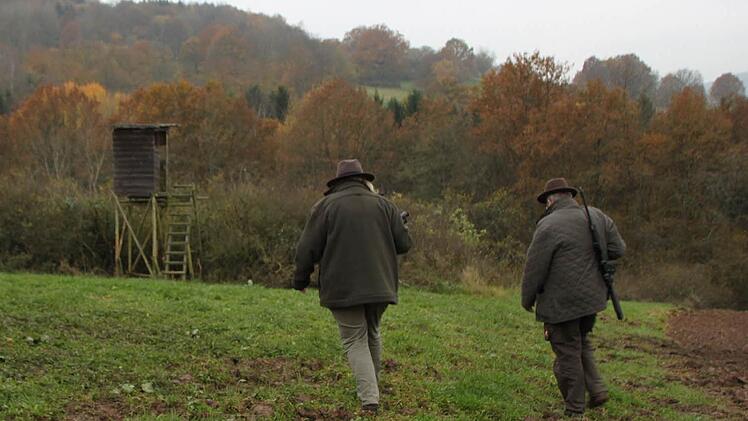 Harm Humburg und seine Tochter machen sich auf den Weg.