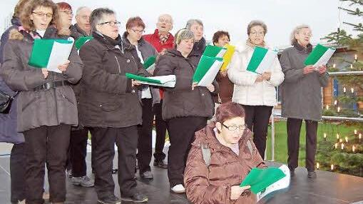 Ein integrativer Chor aus behinderten und nichtbehinderten Sängerinnen und Sängern erfreute mit adventlichen Weisen.
