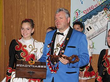 Bürgermeister Jürgen Hennemann übergab den Rathausschlüssel und die Stadtkasse. Foto: Helmut Will