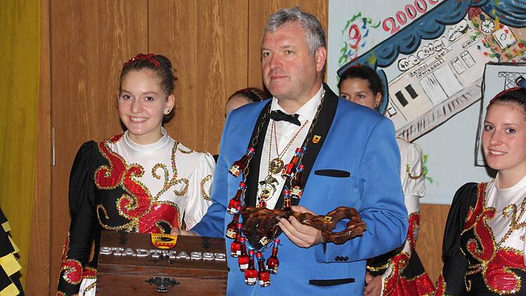 Bürgermeister Jürgen Hennemann übergab den Rathausschlüssel und die Stadtkasse. Foto: Helmut Will