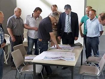 Nach dem Gespräch im Rathaus besichtigten Gemeinderäte und Abgeordneter auch die ehemalige Schule, in der ein Dorftreff seinen Platz finden soll. Der beauftragte Architekt Harald Schramm aus Kulmbach stellte die ersten Planungen vor. Unser Bild zeigt (von links) Horst Bittermann, Robert Hain, Otto Kreil, Harald Schramm, Klaus Witzgall, Martin Schöffel, Jochen Hildner, Bürgermeister Eugen Hain, Karlheinz Witzgall und Stefan Zeitler. Foto: Klaus-Peter Wulf