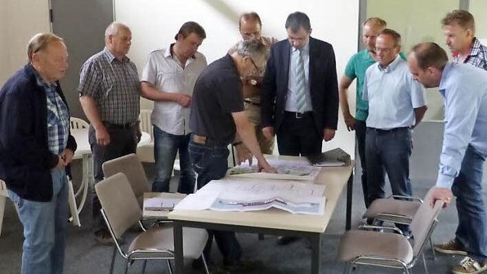 Nach dem Gespräch im Rathaus besichtigten Gemeinderäte und Abgeordneter auch die ehemalige Schule, in der ein Dorftreff seinen Platz finden soll. Der beauftragte Architekt Harald Schramm aus Kulmbach stellte die ersten Planungen vor. Unser Bild zeigt (von links) Horst Bittermann, Robert Hain, Otto Kreil, Harald Schramm, Klaus Witzgall, Martin Schöffel, Jochen Hildner, Bürgermeister Eugen Hain, Karlheinz Witzgall und Stefan Zeitler. Foto: Klaus-Peter Wulf