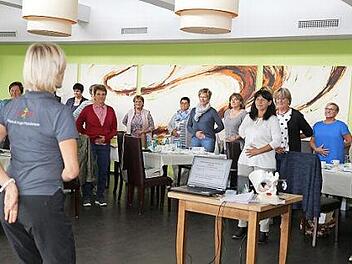 Die BBV-Landfrauen bei einer Übung mit Daniela Bauer-Lochner bei ihrem Landfrauentag Foto: Franz Galster