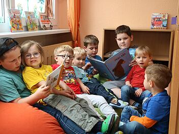 In der gemütlichen Kuschelecke lässt es sich für die Kinder gut aushalten. Felix und seine Schwester Luisa, Lyam, Max, Leon, Paul, Niclas und Johannes (von links) sind die Kinder, deren Eltern derzeit das Angebot "Kita plus" nutzen.Foto: Katrin Geyer
