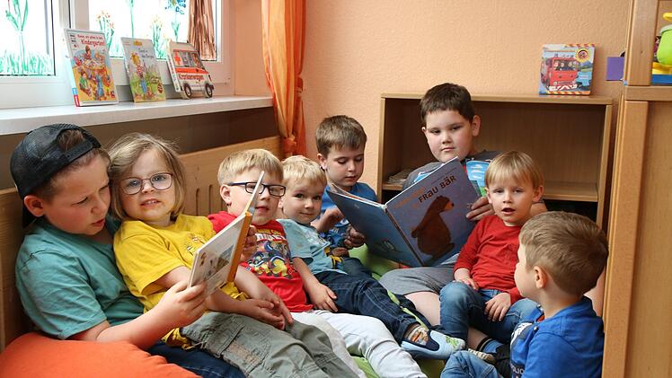 In der gemütlichen Kuschelecke lässt es sich für die Kinder gut aushalten. Felix und seine Schwester Luisa, Lyam, Max, Leon, Paul, Niclas und Johannes (von links) sind die Kinder, deren Eltern derzeit das Angebot "Kita plus" nutzen.Foto: Katrin Geyer