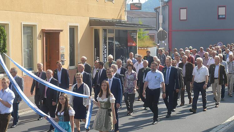 Ehreng&auml;ste bei der Kirchenparade. Foto: Arthur Stollberger