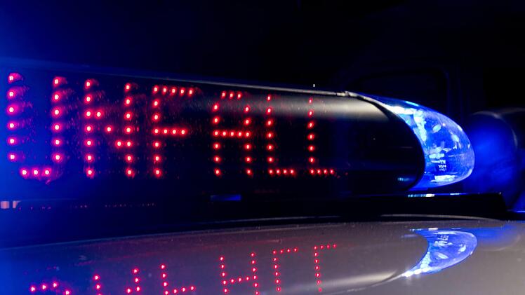 Tödlicher Unfall auf der A3 am Freitagvormittag: Ein Auto kam von der Fahrbahn ab und verunglückte schwer. Die Beifahrerin verstarb an der Unfallstelle, der Fahrer wurde schwer verletzt. Symbolfoto: Monika Skolimowska/ZB/dpa