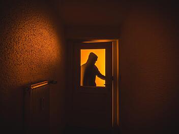 M&auml;nner attackieren 60-J&auml;hrigen in W&uuml;rzburg und rauben ihn aus