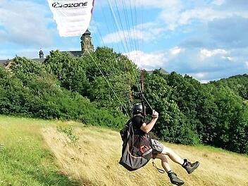 Ein Gleitschirmpilot des OHC startet auf dem Fluggel&auml;nde bei Kloster Banz. Die Polsterung an R&uuml;cken und Ges&auml;&szlig; beugt Verletzungen vor.  Fotos: OHC