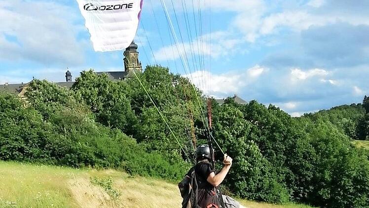 Ein Gleitschirmpilot des OHC startet auf dem Fluggel&auml;nde bei Kloster Banz. Die Polsterung an R&uuml;cken und Ges&auml;&szlig; beugt Verletzungen vor.  Fotos: OHC