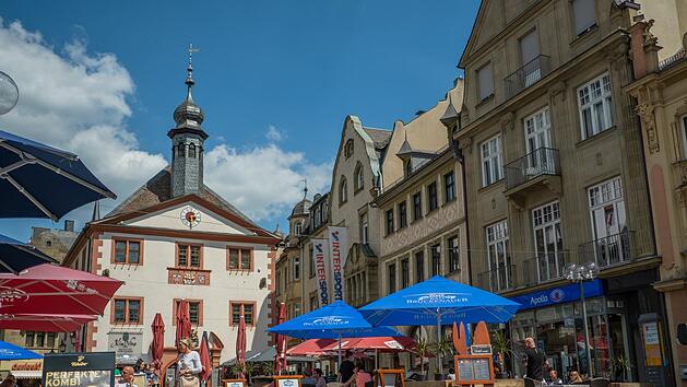 So sah es in der Stadt Bad Kissingen im Sommer 2020 aus . Die Karten stehen gut, dass es in diesem Sommer wieder lockerer wird - und so bleibt. Die Redaktion hat sich im ganzen Landkreis umgeh&ouml;rt, worauf die Menschen sich freuen.  Foto: Lea Schreiber (Archiv)