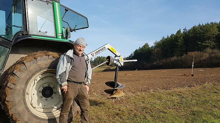 Helmuth Kientzle hat sich extra einen Bohrer zugelegt, um die Pflanzlöcher für die Walnussbäume bohren zu können.