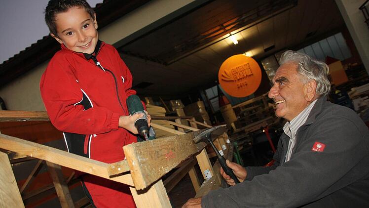 Hammerhart: Während der siebenjährige Nils sein Talent an der Bohrmaschine beweist, setzt Opa Bernhard auf Muskeln statt Maschine.
