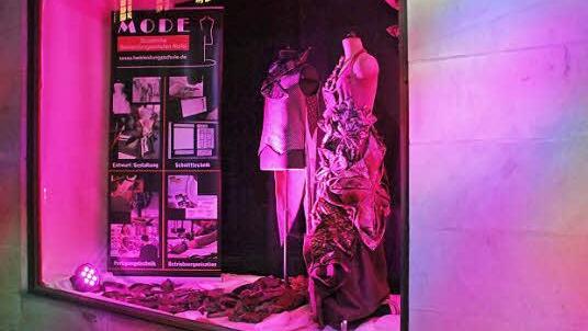 Schaufenster der Modeschule Naila in der Lucas-Cranach-Straße