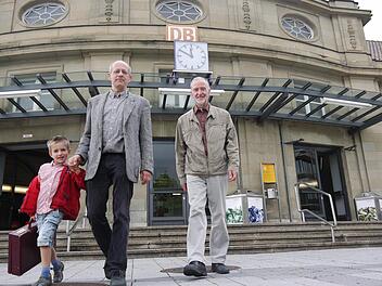 Sie kennen den Coburger Bahnhof und wollen, dass dort künftig regelmäßig Intercity-Züge halten: Professor Dr. Christian Illies (links, mit Sohn Clemens) und Klaus Wünderling.