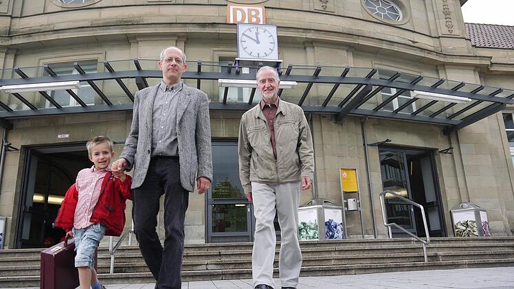 Sie kennen den Coburger Bahnhof und wollen, dass dort künftig regelmäßig Intercity-Züge halten: Professor Dr. Christian Illies (links, mit Sohn Clemens) und Klaus Wünderling.
