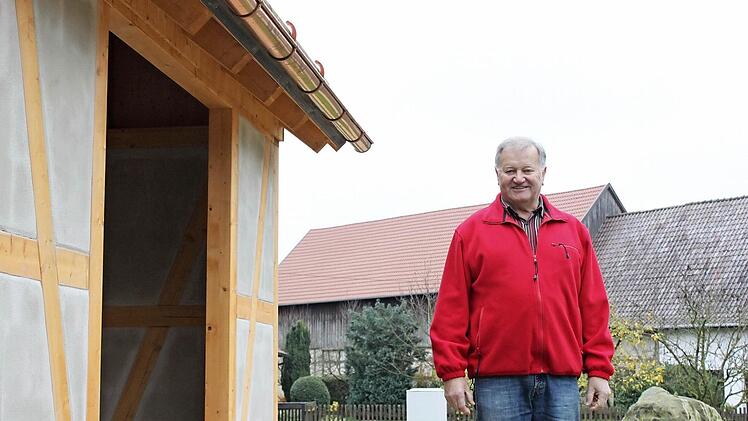 Werner Eichenhüller, der örtliche Beauftragte der Flurneuordnung, am neuen Buswartehäuschen in Stetten, das kurz vor der Fertigstellung steht. Foto: Ramona Popp