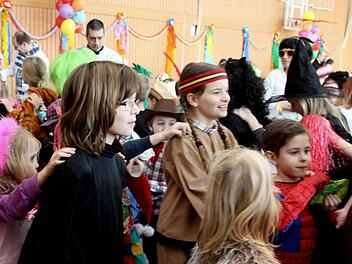 Selbstverständlich gab es eine Polonäse beim Familienfasching in der Mehrzweckhalle Großenseebach.