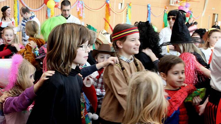 Selbstverständlich gab es eine Polonäse beim Familienfasching in der Mehrzweckhalle Großenseebach.