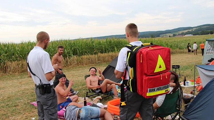 Die Helfer im Einsatz bei der Klangtherapie. Foto: privat