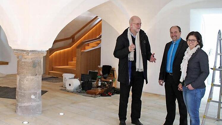 Christoph Gatz (l.) erläuterte Bürgermeister Johannes Krapp und dessen Stellvertreterin Patricia Hanika die Neuerungen. Foto: Evi Seeger