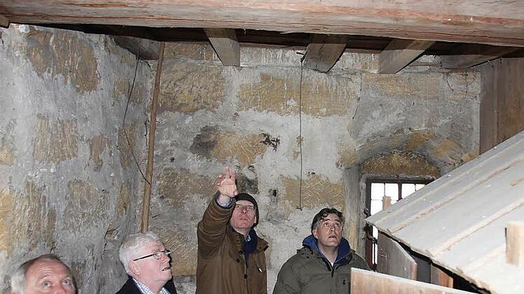 So ein Unterzug v erleiht dem Grauturm neue Stabilität zeigt Martin Lang den Mitgliedern des Bauausschusses. Fotos: Ralf Kestel